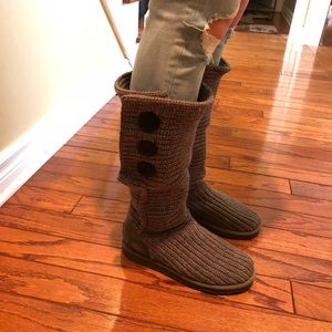 Grey Cardi Uggs.